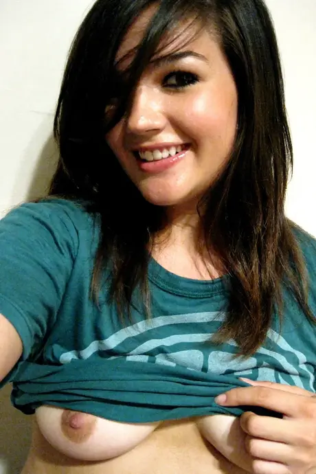The alluring amateur Veronica 5 proudly displays her beautiful tits and curvy ass