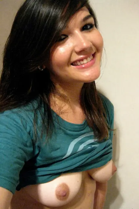 Amateur Veronica 5 shows her beautiful chest and curvy ass with allure