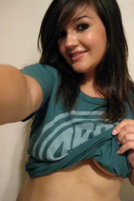 Veronica 5, the alluring amateur, reveals her stunning tits and shapely ass