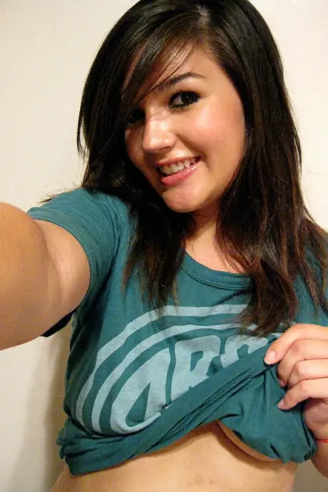 Amateur beauty Veronica 5 flaunts her lovely breasts and curvy rear