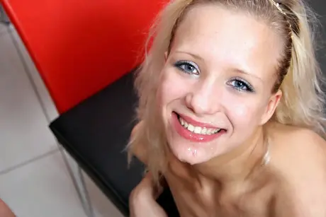 Nadine, rubia amateur, chupa la polla de su hombre y después él la folla