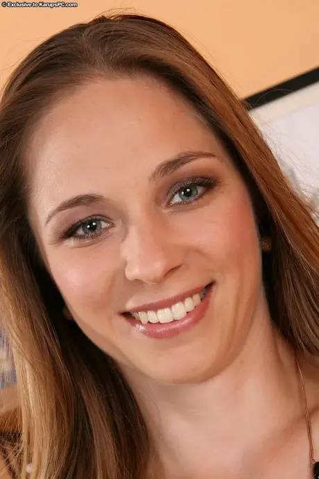 Amateur Janet fingert sich und spreizt ihren sauber getrimmten Biber