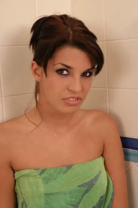Amateur Serena cleans up and fingers herself while in the bathtub