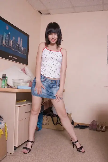 Amateur sweetheart Lisa brushes and plays with her hairy pussy solo