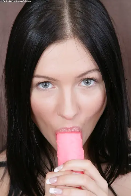 Die Brünette Sasha zeigt verspielt ihre natürlichen Brüste und Füße, bevor sie masturbiert