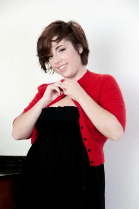 Simone the brunette presents her curves and hairy vagina in the morning