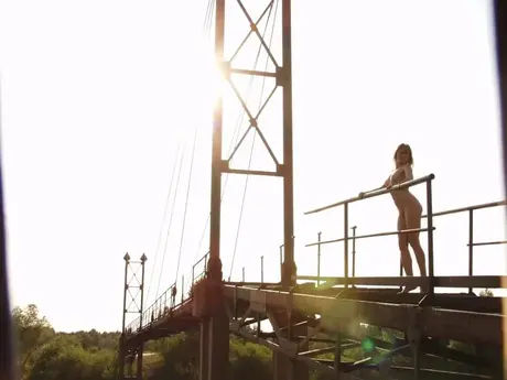 Drzá mladá žena s úchvatným zadkem pózuje zcela nahá na opuštěné železniční trati