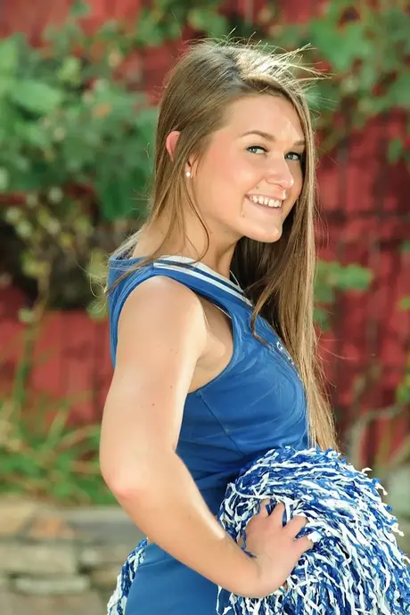 Cheerleaderin Abby Rocks zeigt ihre rasierte Muschi und ihren großen Hintern