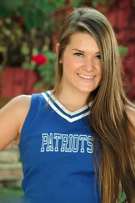 Cheerleaderin Abby Rocks zeigt ihre rasierte Muschi und ihren großen Hintern