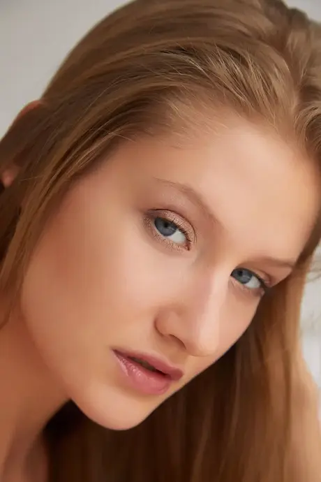 La preciosa Tiffany Tatum se quita la lencería roja y separa los labios de su coño