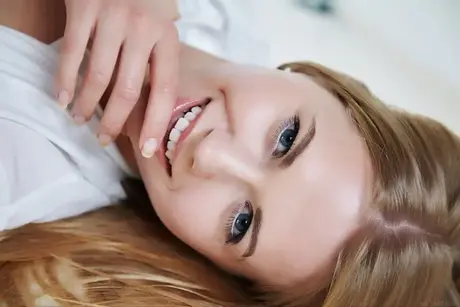 Krásná mladá žena odhalí svou oholenou píču poté, co si sundá roztomilé ponožky
