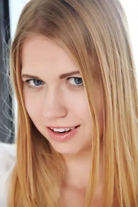 Krásná mladá žena odhalí svou oholenou píču poté, co si sundá roztomilé ponožky