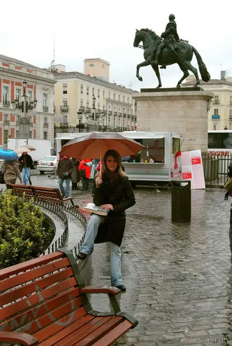Žhavá a sexy dívka se zcela svlékne donaha, než si oblékne několik kusů oblečení