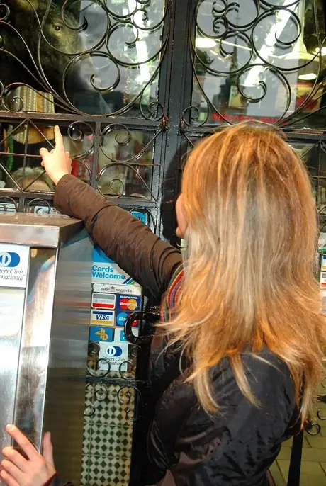 Žhavá a sexy dívka se zcela svlékne donaha, než si oblékne několik kusů oblečení