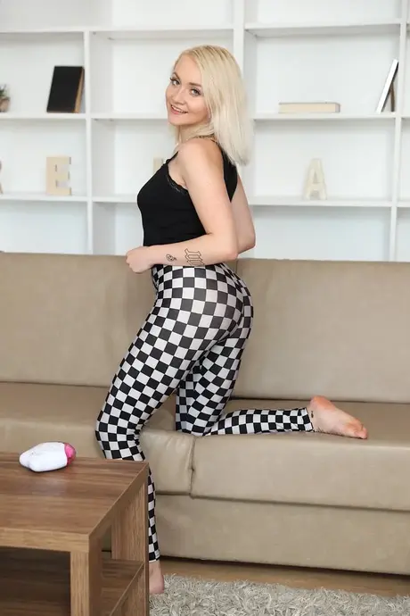 Marilyn Sugar dehnt ihre rasierte Muschi mit einem großen Dildo