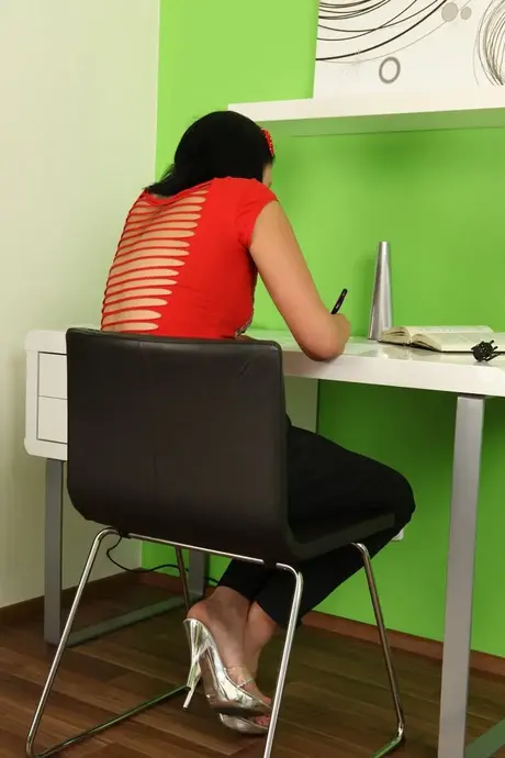 Marina Black, brunetka nastolatka, bawi się swoją ogoloną cipką po rozebraniu się