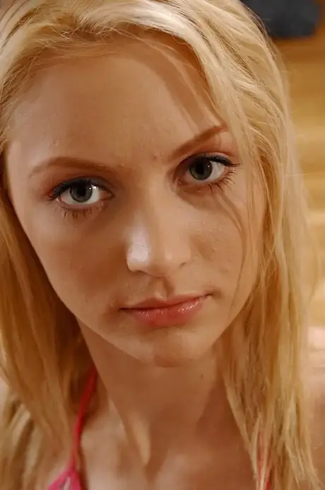 Drobounká teenagerka Samantha 2 nechá svého nevlastního bratra lízat svou oholenou píču a šukat ji