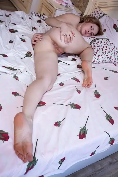 La ucraniana pelirroja Jamie Joi se abre su coño caliente y presume de su gran culo