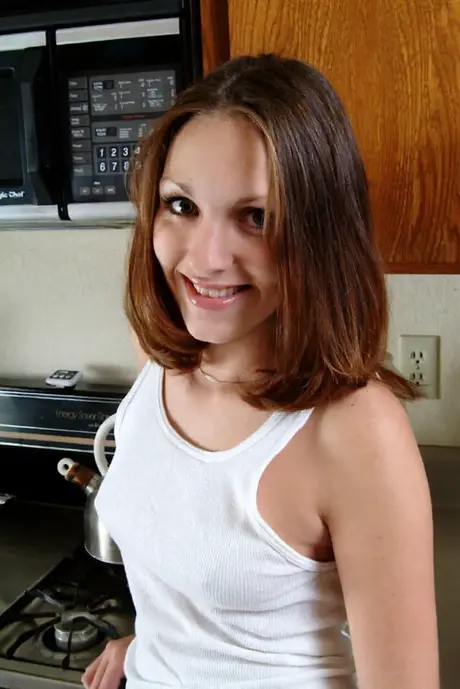 Roxy makes her nude debut in the kitchen