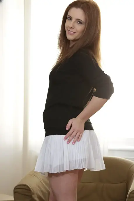 Sarah Palmer, rumunská kráska, předvádí zručný orální sex a nechává se vzít zezadu