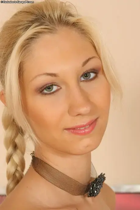 Štíhlá blondýna Cindy White si sundá vše kromě punčoch a pózuje na podlaze