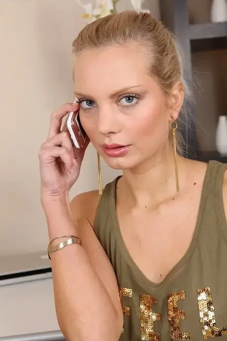 Slim Nichole odhaluje svá drobná prsa a propíchnutou píču