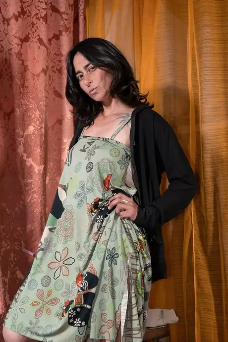 Zralá žena Soledad se svléká a dotýká se své ochlupené vaginy, zatímco sedí na židli