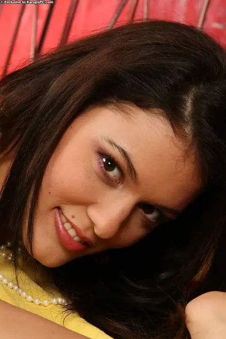 Smyslná Maegan odhaluje svá drobná prsa a v sólové scéně si dělá potěšení
