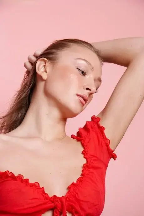 Veronika, una giovane donna bianca, si spoglia completamente in modo tentatore