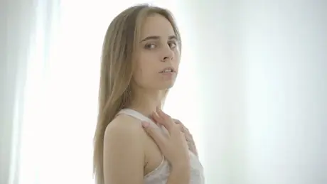 Sessão solo da Vivian: dedos e brinquedos na sua buceta excitada