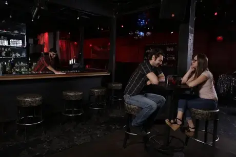 Aaliyah Hadid wird in der Bar in ihre Muschi und ihre großen Titten gefickt