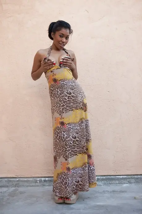 La modelo amateur de ébano Yasmine De Leon se desnuda hasta quedarse solo con sus zapatos contra una pared lisa