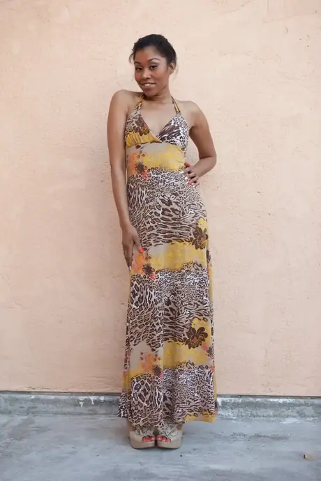 Amateur ebony model Yasmine De Leon undresses to just her shoes against a plain wall