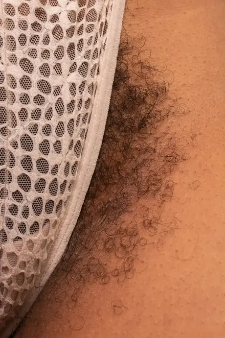 Amateurin Erykah Ohms präsentiert ihre exotische behaarte Muschi in einer kurvigen Nahaufnahme