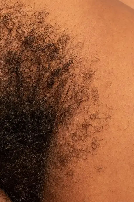 Amateurin Erykah Ohms präsentiert ihre exotische behaarte Muschi in einer kurvigen Nahaufnahme