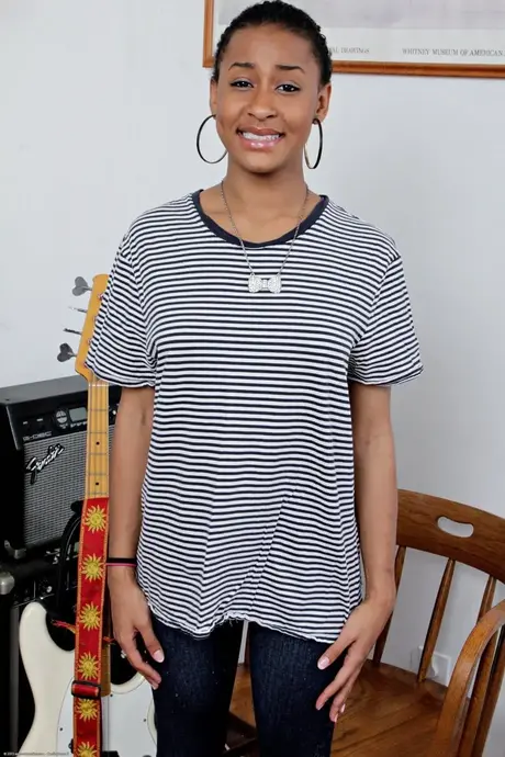 Amatérka Jazzy Jamison odhaluje svůj plný zadek, když se svléká, aby masturbovala