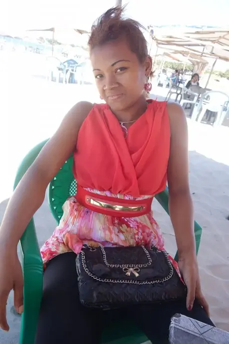 Andrea, una sexy belleza ébano, disfruta de POV doggystyle con un chico blanco