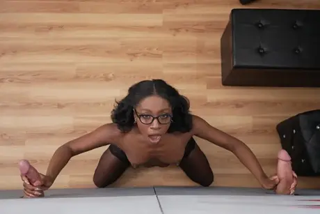 Anne Amari u gloryhole: sání a ježdění velkých bílých ptáků
