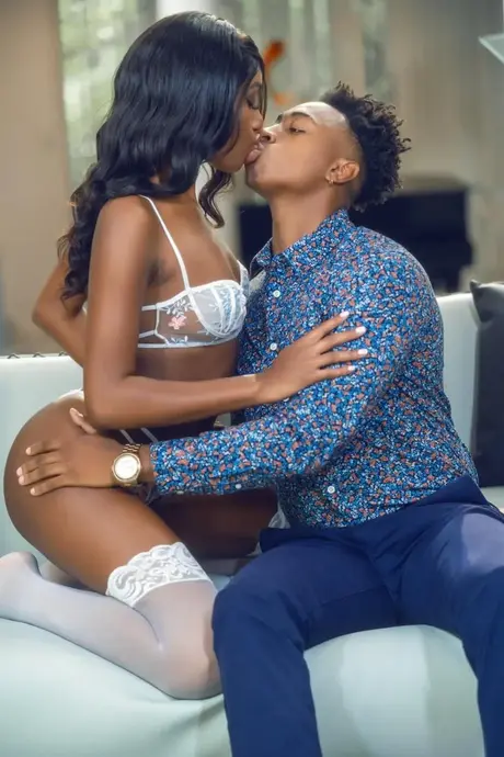 Ashley Aleigh, černošská kráska, kouří svému příteli a užívá si sex zezadu