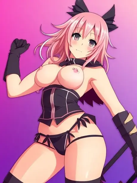 Astolfo, den lyserøde hårede anime-kattepige, viser sine faste bryster frem i denne samling