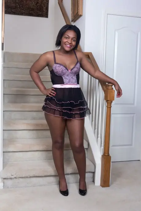 Bobbie Rains、セクシーな黒人BBWがエレガントなランジェリーを脱ぎ、熱い毛深い秘部を露わにする