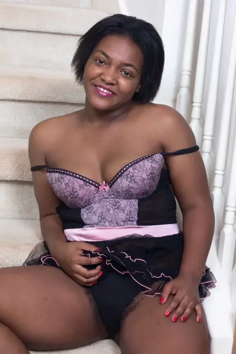 Bobbie Rains、セクシーな黒人BBWがエレガントなランジェリーを脱ぎ、熱い毛深い秘部を露わにする