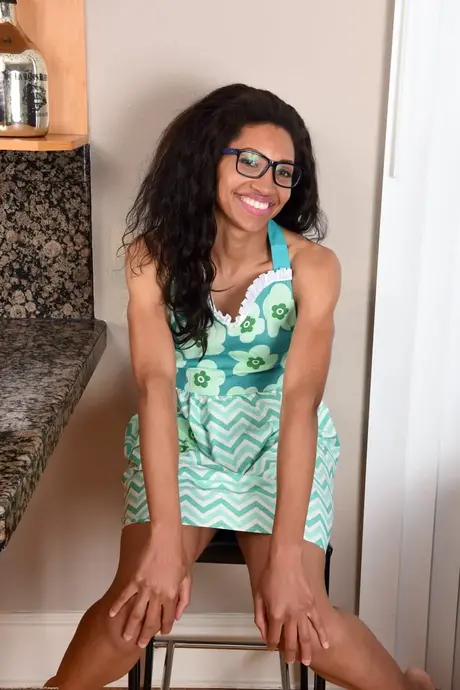 Cree Morena voert een vurige striptease uit in de keuken