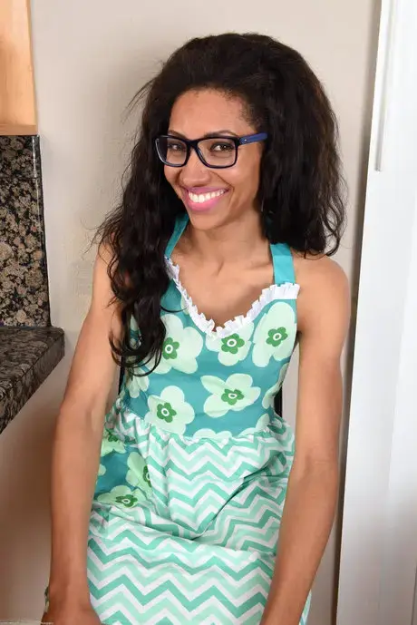 Cree Morena voert een vurige striptease uit in de keuken