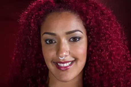 Daisy Ducati，卷发的黑人美女，在特写中张开她诱人的粉色阴部