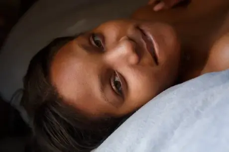 Dajah Wallace, een Afro-Amerikaanse vriendin, toont haar verbluffende achterwerk in sexy slipjes