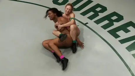 Dee WilliamsとMia Stilettoが女子レスリングの試合で対決