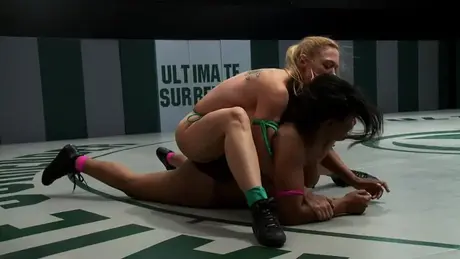 Dee WilliamsとMia Stilettoが女子レスリングの試合で対決