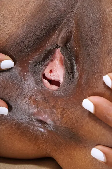 Demi Sutra, la beauté brune ébène, dévoile sa silhouette époustouflante en posant uniquement en talons