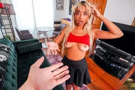 Gia Dibella, dunkelhäutige Teenagerin, bläst ihrem weißen Stiefbruder einen in einer POV-Fickszene